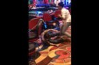 Απίστευτο ξύλο μεταξύ παικτών σε καζίνο! (vid)