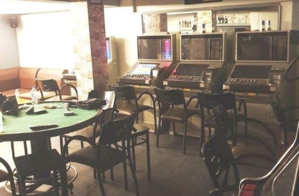 Η αστυνομία ξετρύπωσε παράνομο κατάστημα τυχερών παιχνιδιών στην Αττική